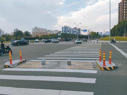 东城区张自忠路斑马线中间的安全岛.