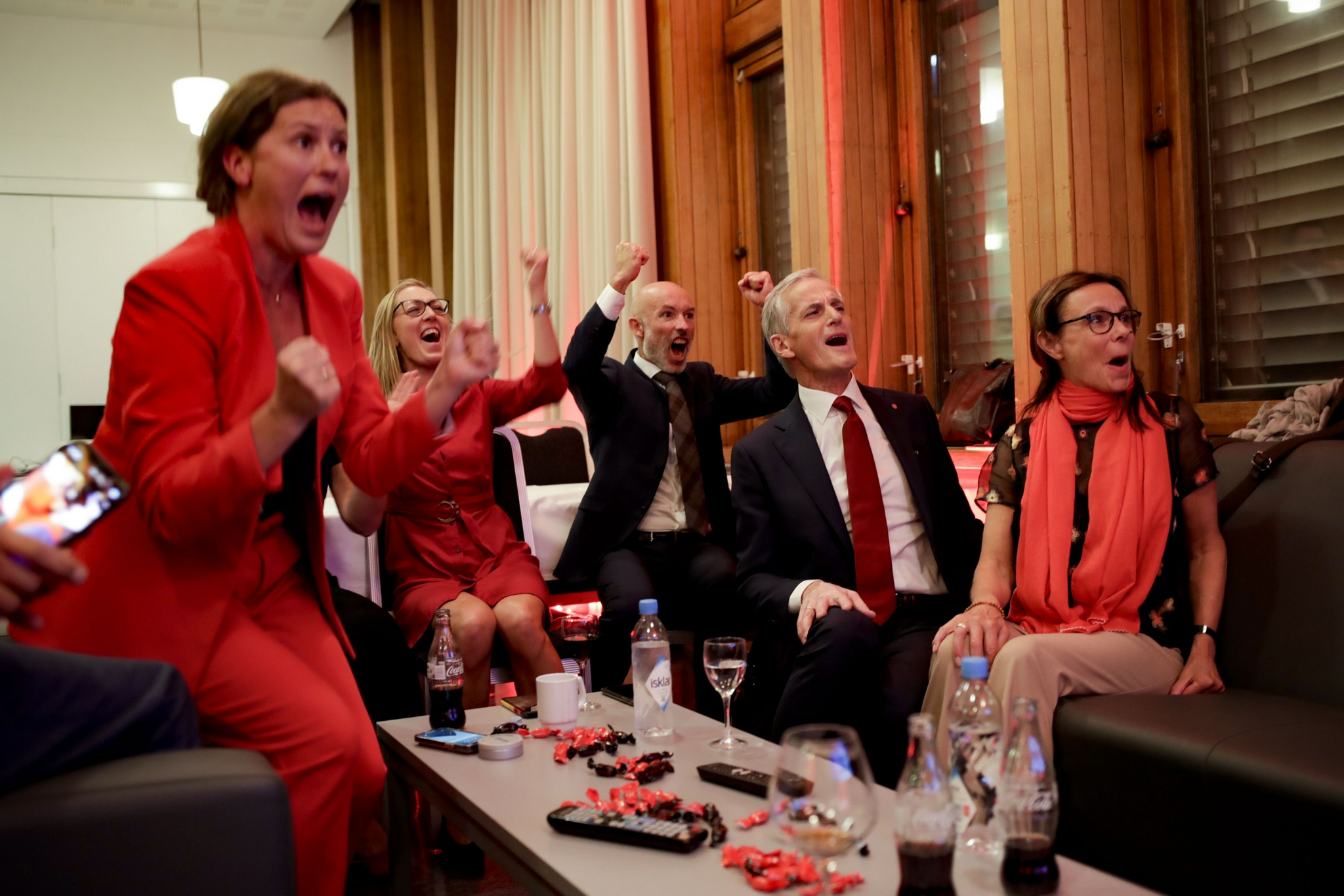 △9月13日，挪威工党领袖斯特勒（右二）和竞选团队收看选举投票结果后欢呼。（图自视觉中国）