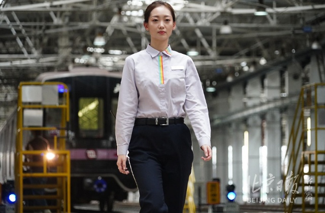 地铁员工"新装"走秀,新款制服"暗藏玄机"