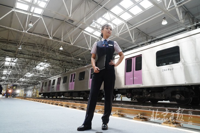 地铁员工"新装"走秀,新款制服"暗藏玄机"|外套_新浪财经_新浪网