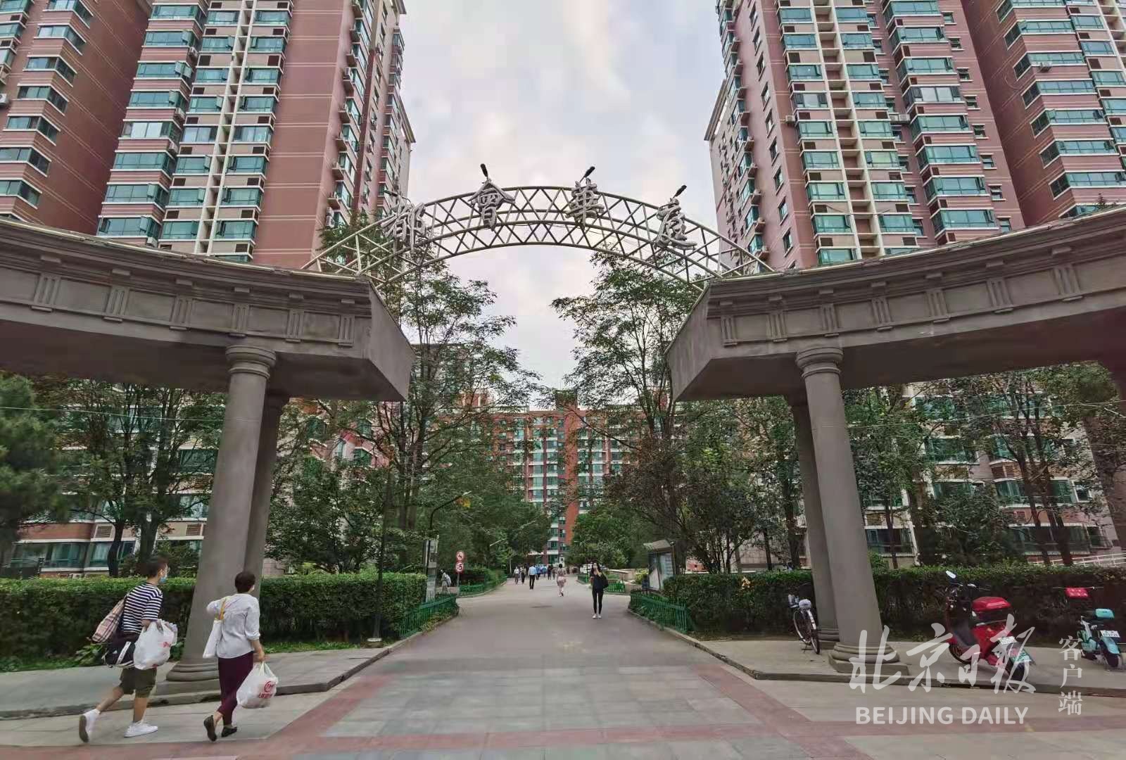 下午5时许,记者来到位于朝阳区八里庄街道的都会华庭小区.