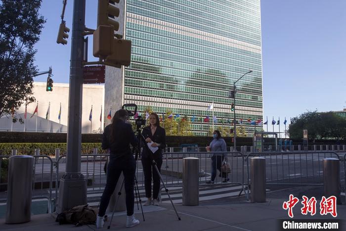 Data map: On September 22, 2020, the 75th UN General Assembly General Debate opened.  More than 30 heads of state made video presentations on the same day, expounding their views and propositions on hot issues. The picture shows two reporters recording a program outside the United Nations Headquarters on the 22nd.Photo by China News Agency reporter Ma Delin