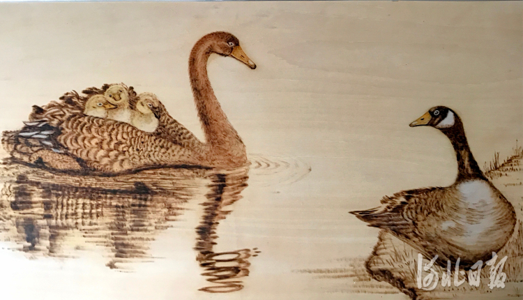 河北任丘:八旬老人爱烙画