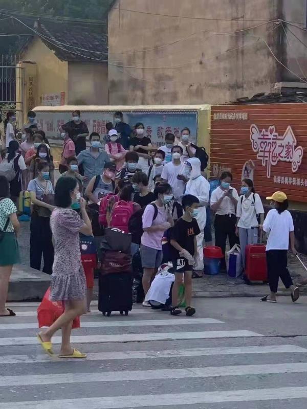 疫情下停摆的莆田小镇枫亭 热闹的学校 鞋厂曾经是小镇人留下的理由 小学 新浪财经 新浪网 疫情下停摆的莆田小镇枫亭 热闹的学校 鞋厂曾经是小镇人留下的理由 小学 新浪财经 新浪网