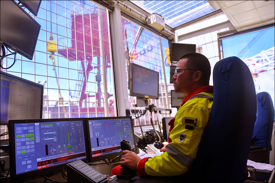 全球首艘智能型深水钻井平台深蓝探索海上开钻