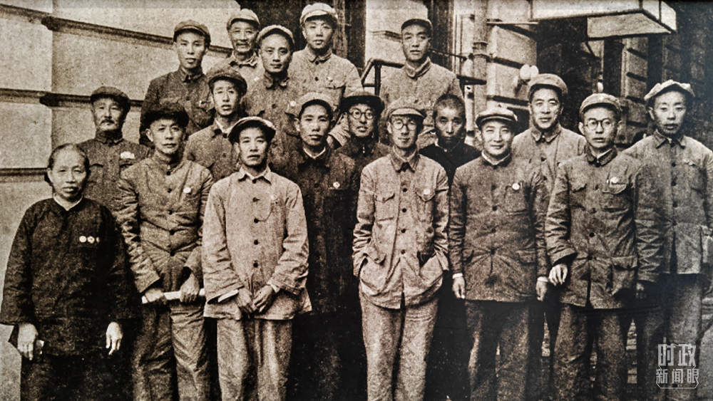 △1949年9月,刘玉厚(前排右一)参加中国人民政治协商会议第一次全体会议时,与部分农民代表合影。(总台央视记者彭汉明提供)