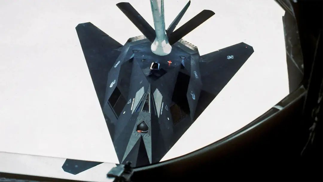 进行空中加油的F-117
