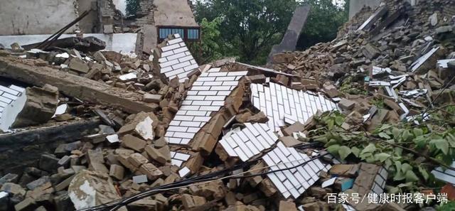 嘉明镇团山堡村房屋倒塌。受访者供图。