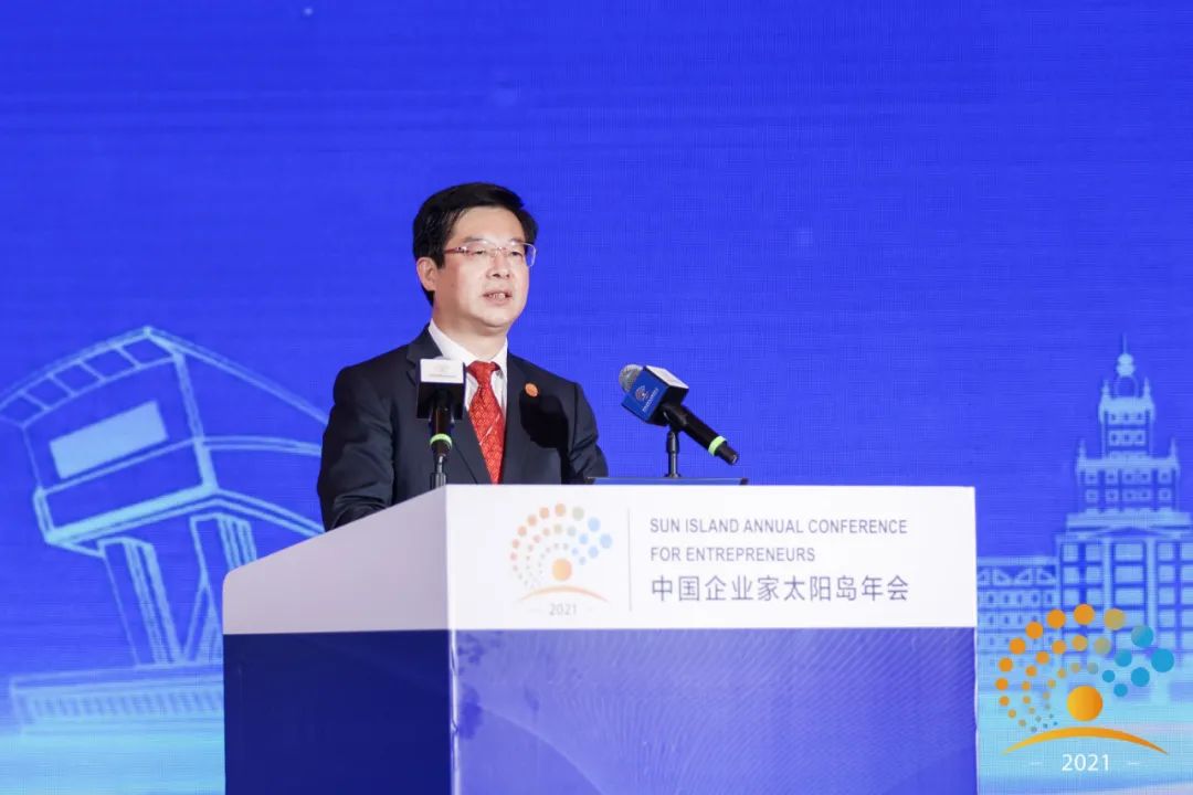 图为新华社党组成员,秘书长宫喜祥致辞