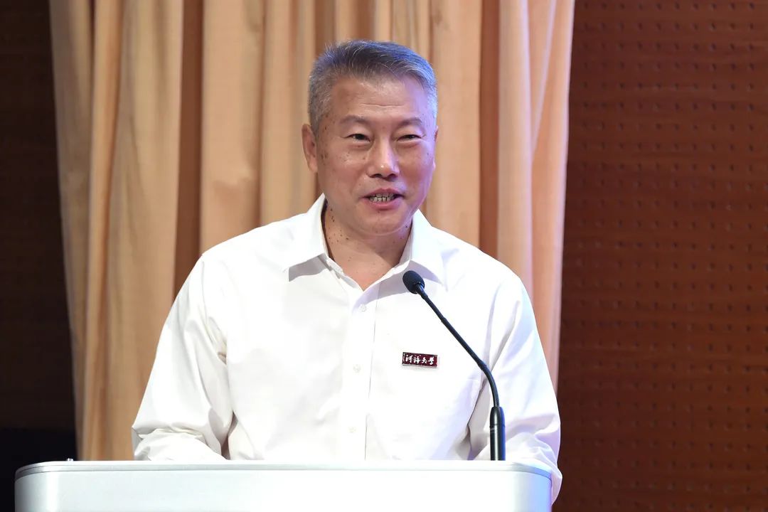 李俊杰代表学校向全体荣休教职工表示衷心的感谢和诚挚的问候.