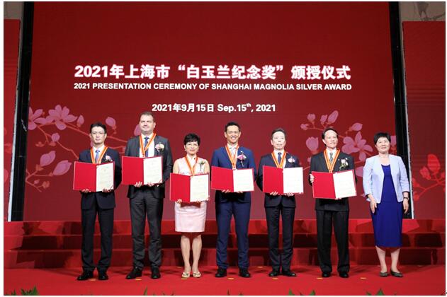 欧姆龙自动化（中国）有限公司董事长兼总经理大场合志参加颁奖仪式（右三）