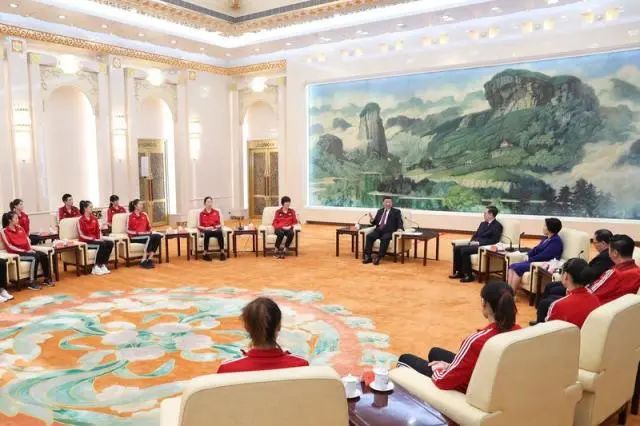 2019年9月30日，习近平专门邀请刚刚获得2019年女排世界杯冠军的中国女排队员、教练员代表，参加庆祝中华人民共和国成立70周年招待会，并在会前亲切会见女排代表。（图源：新华社）