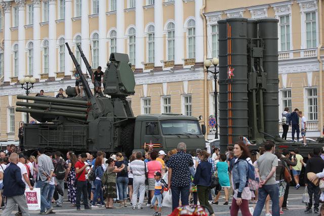 俄罗斯圣彼得堡，人们参观Pantsir-S1导弹系统(左)和S-400Triumph 移动防空导弹系统。图源：视觉中国