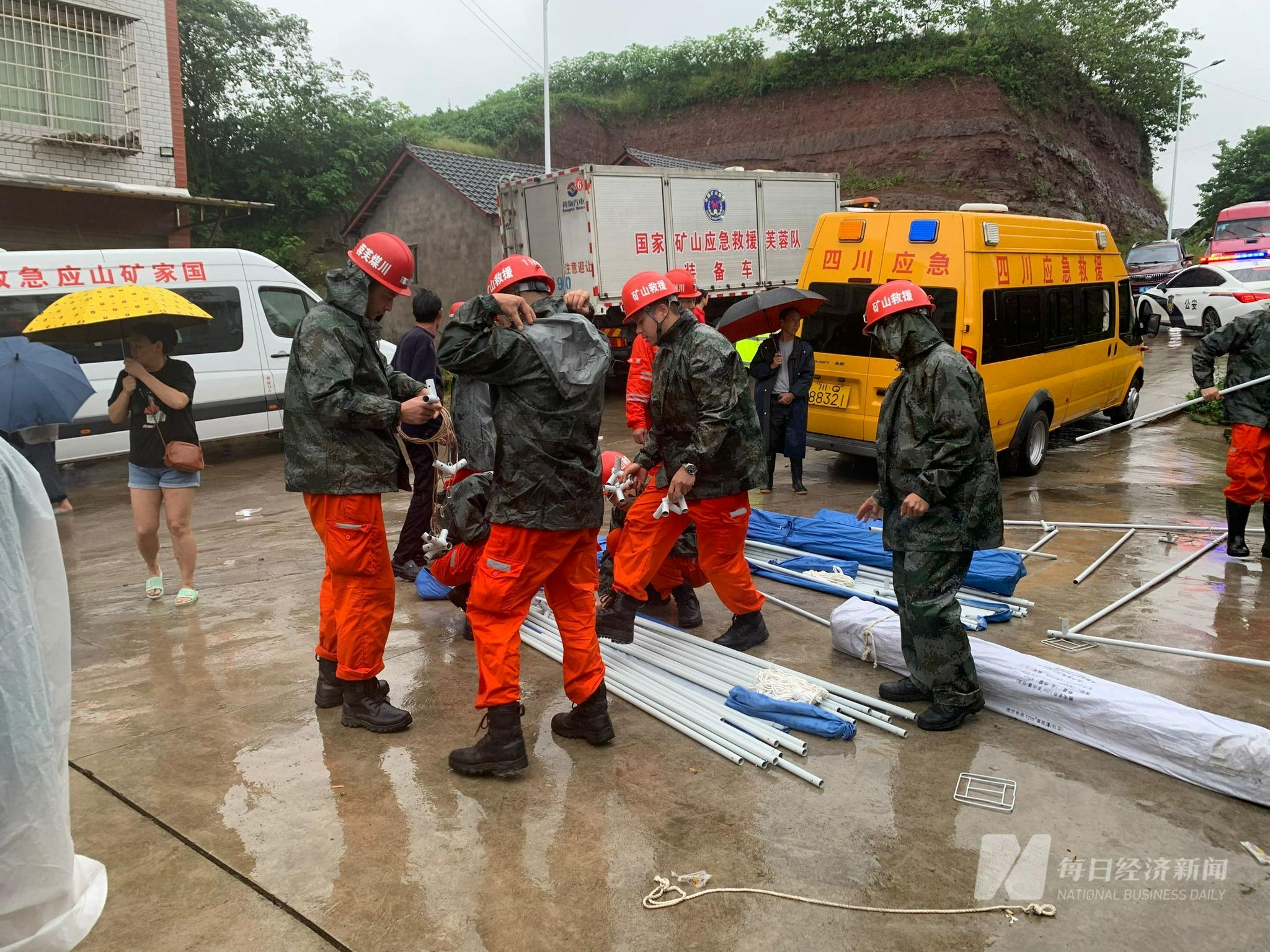 救援队抵达，开始搭建帐篷 每经记者 陈星 摄