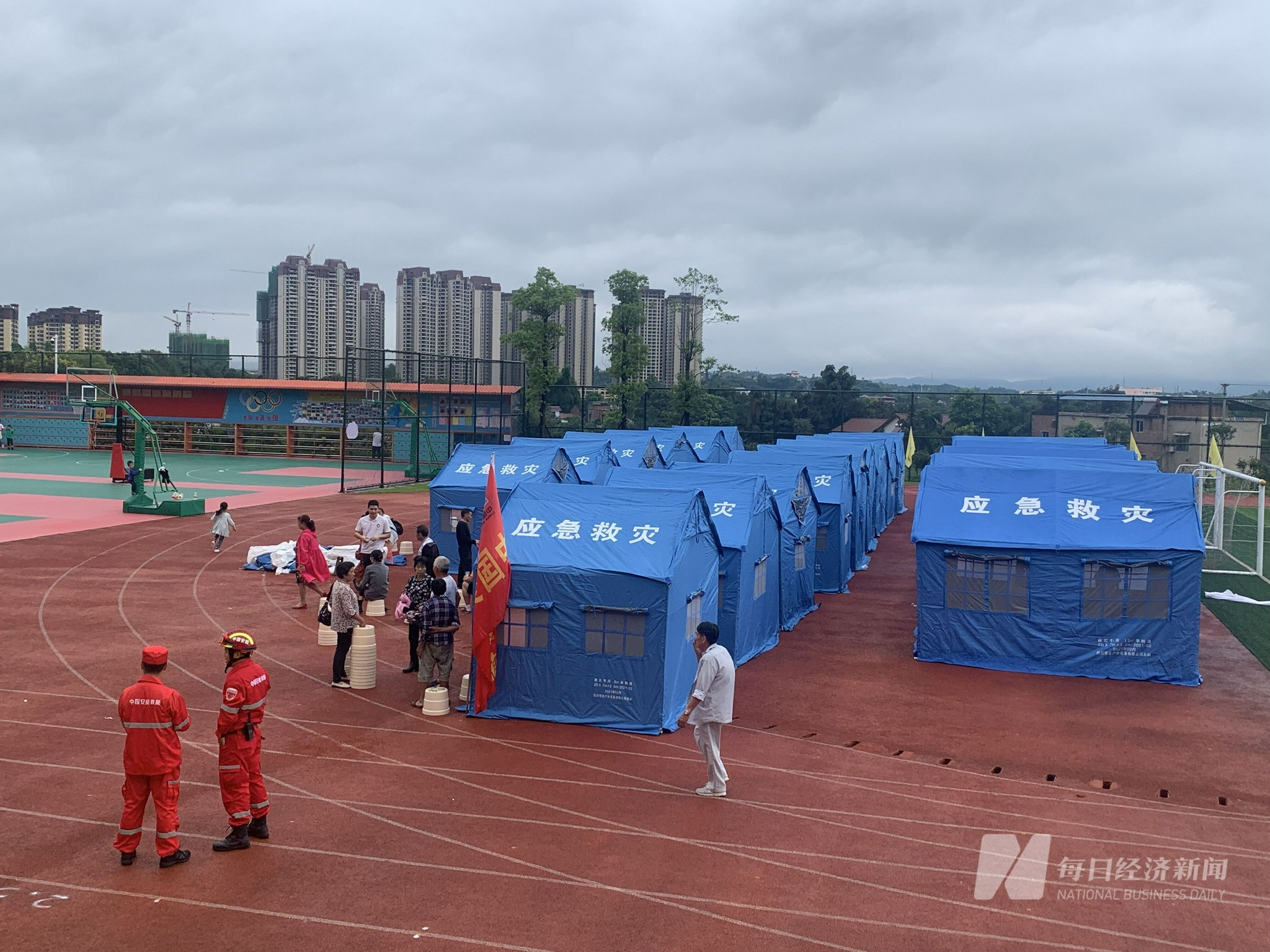 泸县城东小学操场上，应急帐篷已经搭好 每经记者 陈星 摄