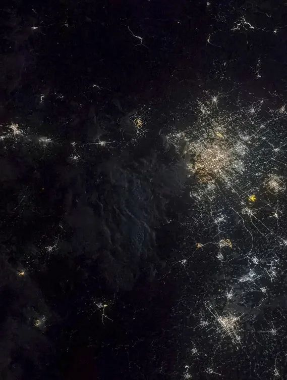 ▲8月24日晚，当核心舱组合体划过北京上空时，聂海胜拍下的北京夜景。