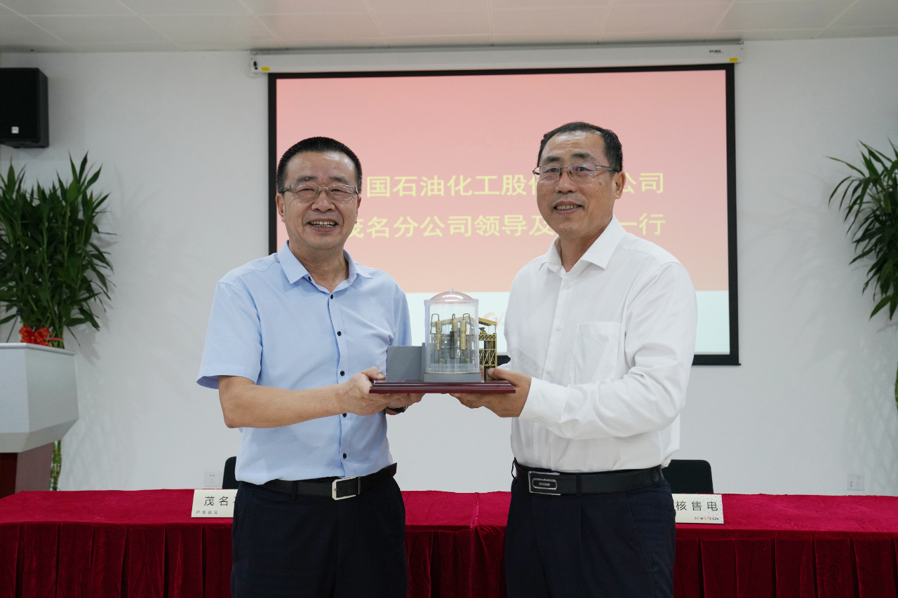 苏圣兵(左)与尹兆林(右)共同见证合作协议签署