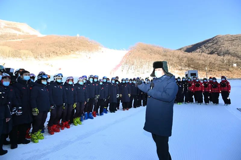 2021年1月18日，习近平在位于北京市延庆区的国家高山滑雪中心，同赛场保障工作人员、运动员、教练员等亲切交流。（图源：新华社）