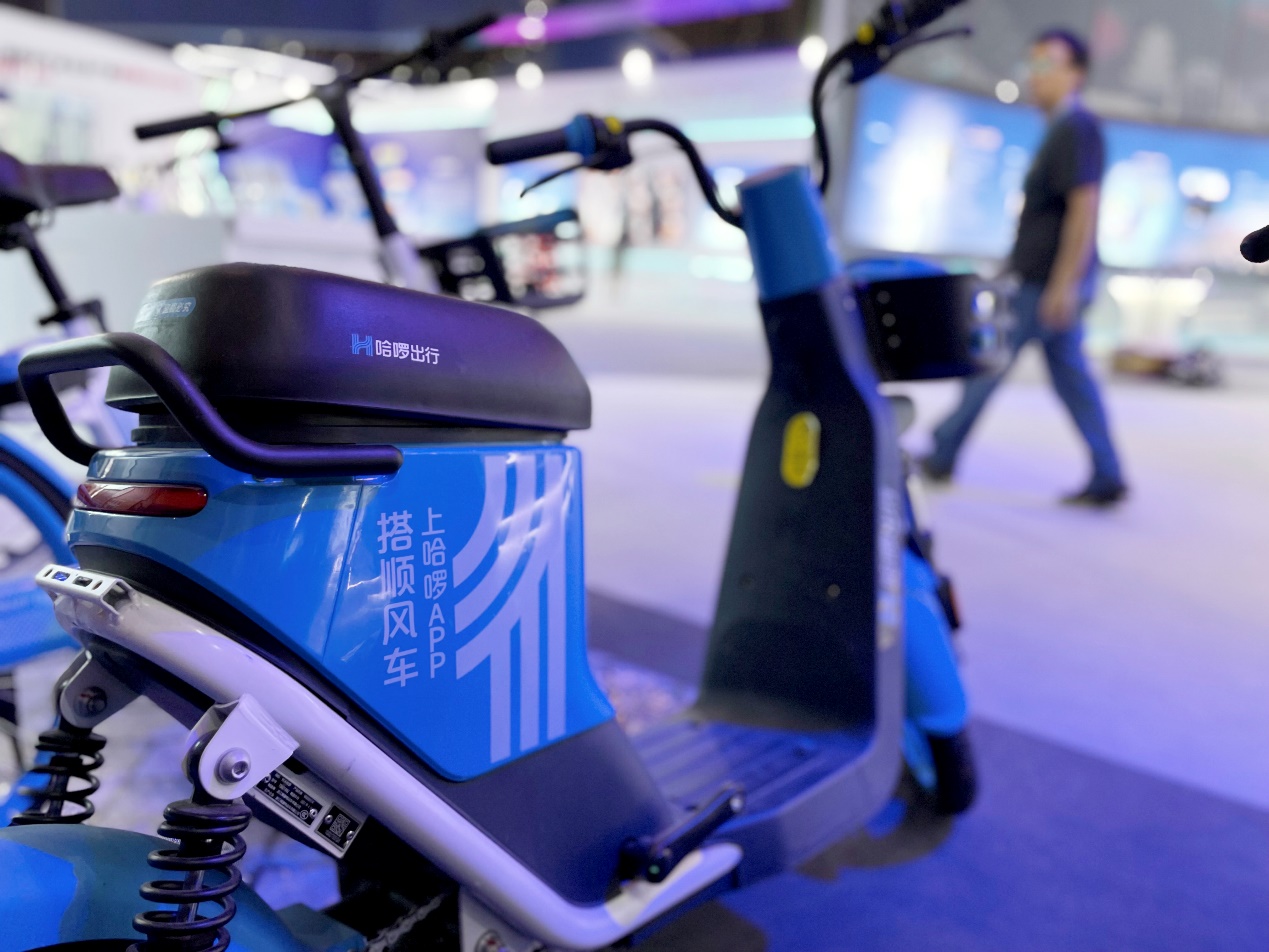 眼花缭乱的高精尖技术应用当中,几辆单车和电单车的出现格外引人注目