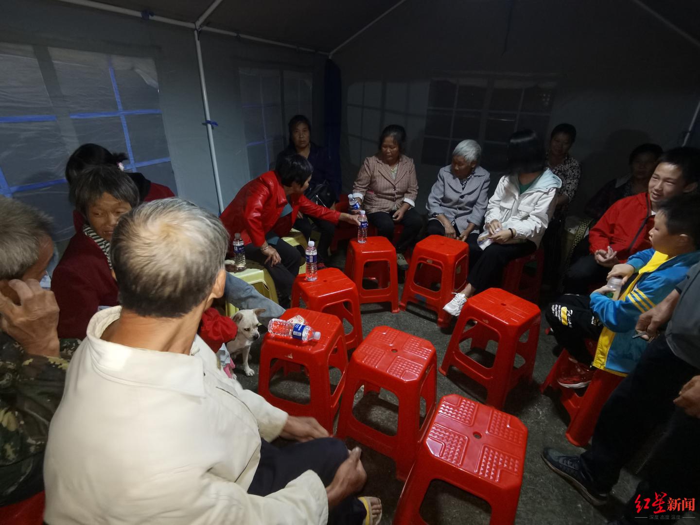 帐篷里,村民正在聊天