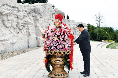 2021年4月25日至27日，中共中央总书记、国家主席、中央军委主席习近平在广西考察。这是25日上午，习近平在位于桂林市全州县的红军长征湘江战役纪念园，向湘江战役红军烈士敬献花篮。新华社记者 谢环驰/摄