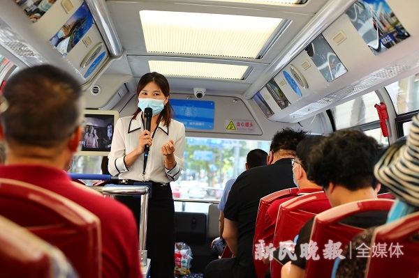 图说:专职导游介绍沿路优秀建筑