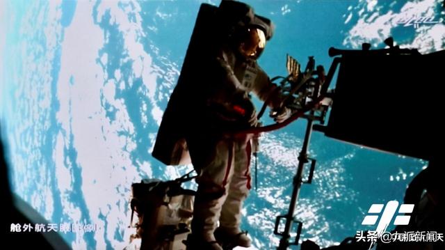 航天员聂海胜站在机械臂上与地球“合影”（图源：中国载人航天工程网）