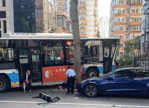 壹现场丨北京一公交车突发车祸有老人受伤倒地