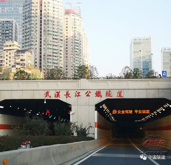 武汉三阳路长江隧道汉口出口实景