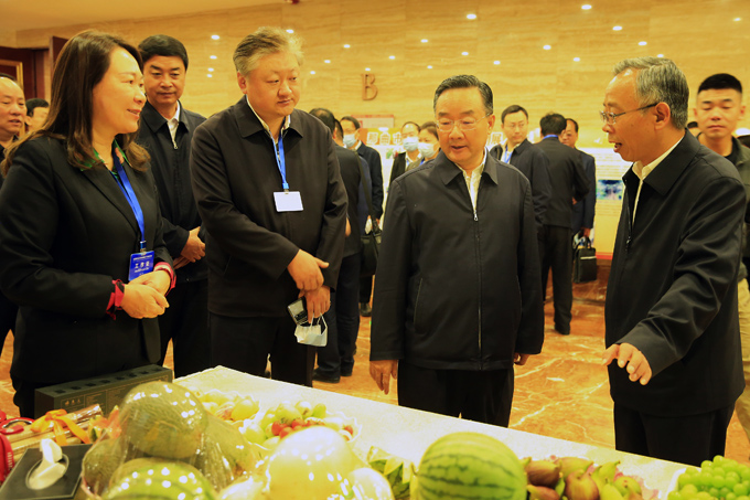 会后,唐仁健还到山南市扎囊县,乃东区,就农业农村援藏和乡村产业发展