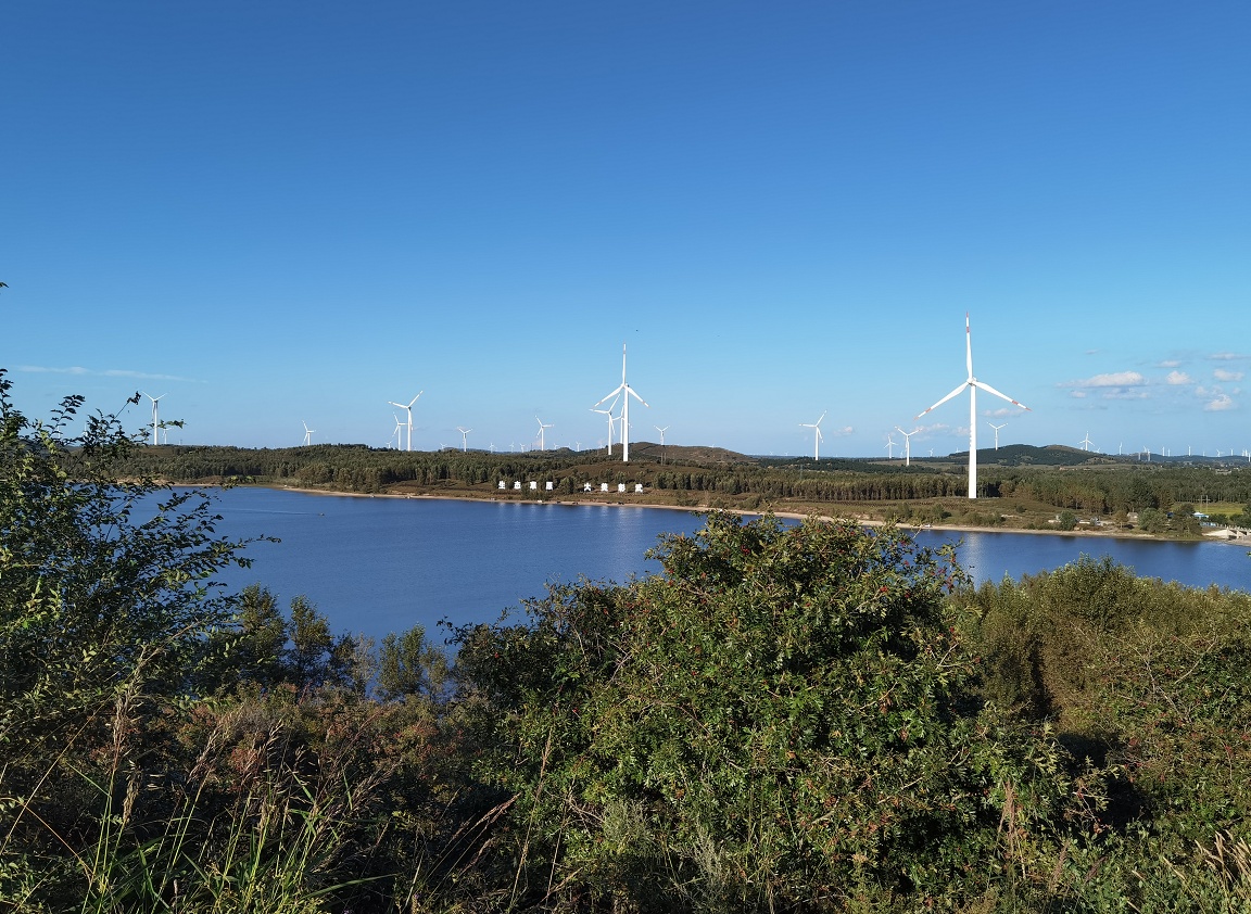 美丽的欧里山上,远眺德力格尔湖. 本报记者 王金海摄