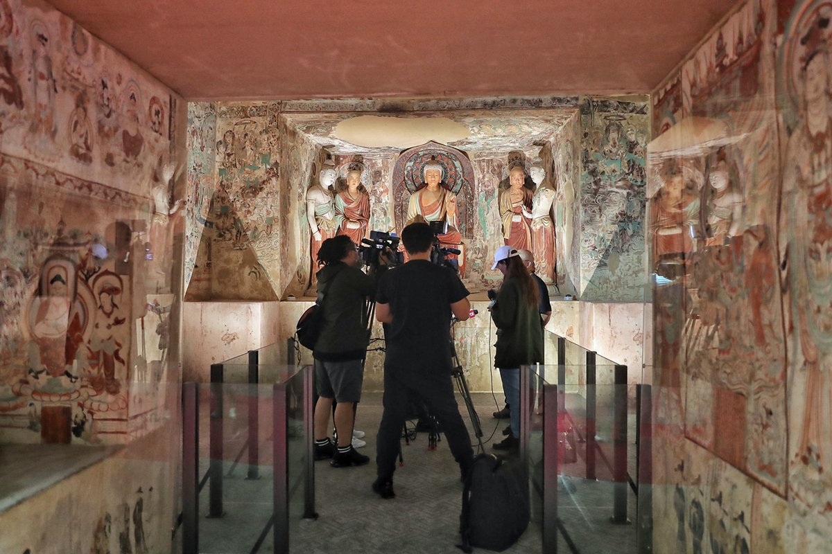 观众在故宫午门展厅参观敦煌莫高窟第220窟复制洞窟。（中国日报记者 姜东 摄）