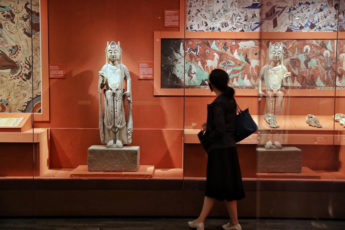 观众在故宫展厅内参观甘肃省博物馆藏石雕观音菩萨立像。（中国日报记者 姜东 摄）