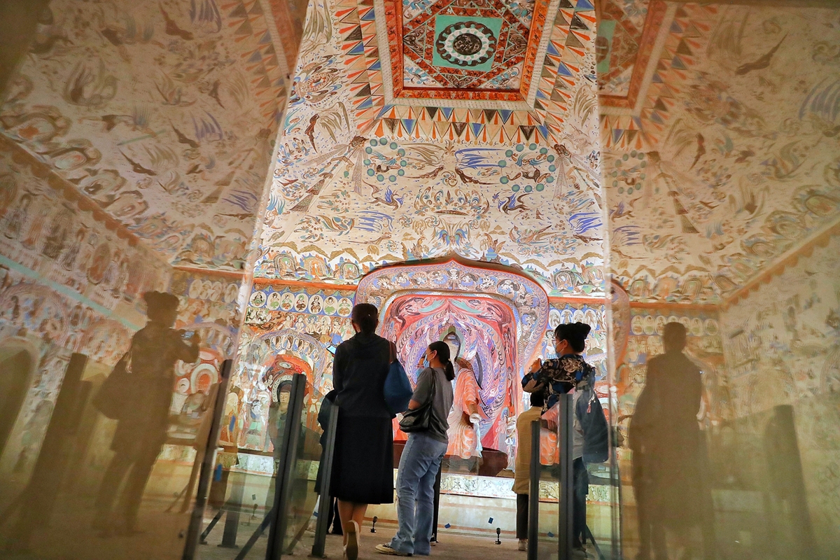 观众在故宫午门展厅参观敦煌莫高窟第285窟复制洞窟。（中国日报记者 姜东 摄）