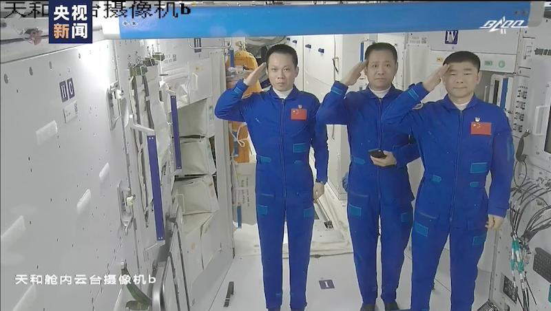 △ 神舟十二号三名航天员在空间站敬礼