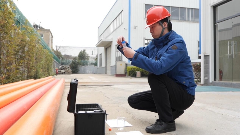 盐城供电公司员工现场取样进行电缆护管密度测试