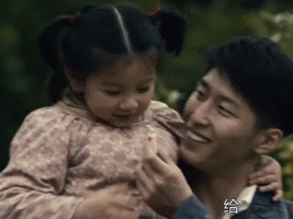 ▲关于童年糖的零食记忆，则又有一大段历史。来源/电影《山楂树之恋》片段