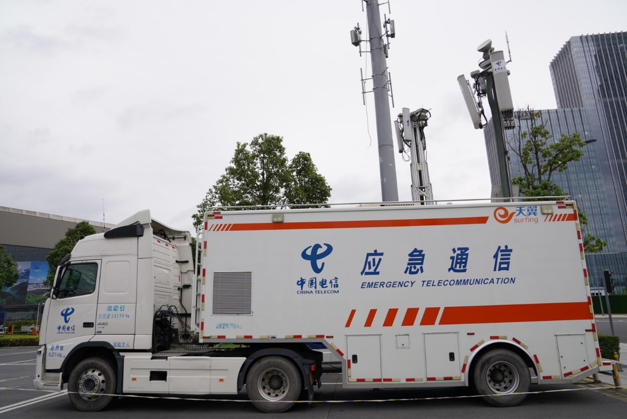 按照现场保障服务要求,派驻15名通信保障服务人员和2台应急车通信车