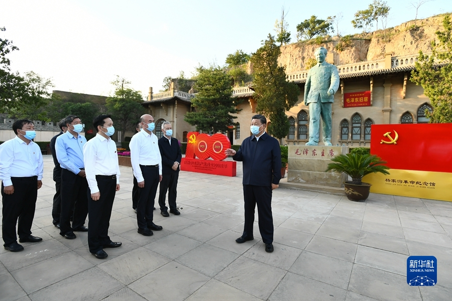 2021年9月13日至14日，中共中央总书记、国家主席、中央军委主席习近平在陕西省榆林市考察。这是13日下午，习近平在米脂县杨家沟革命旧址考察。新华社记者 谢环驰/摄