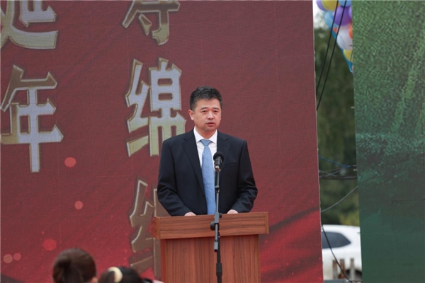 (延寿县委副书记,县长张洪岐作招商推介)