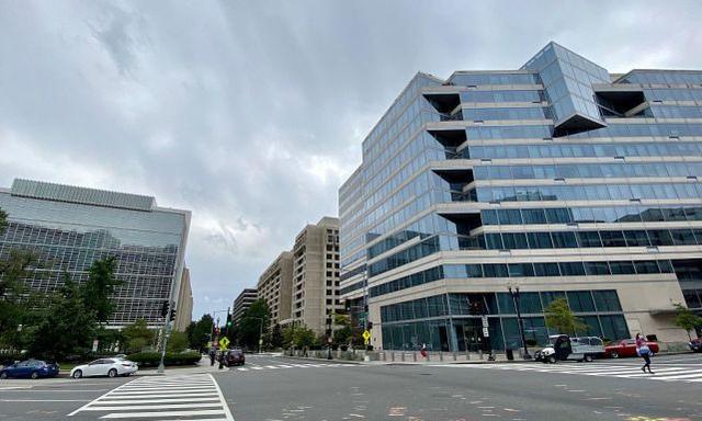 美国华盛顿特区，世界银行集团(WBG)大楼(左)和国际货币基金组织(IMF)大楼(右)。图源：视觉中国