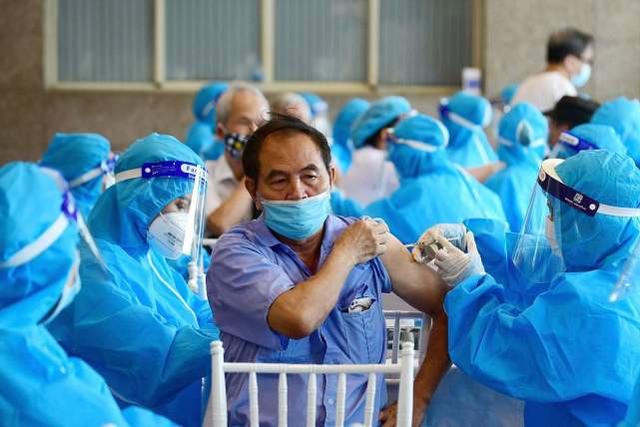 越南民众接种新冠疫苗（图源：视觉中国）