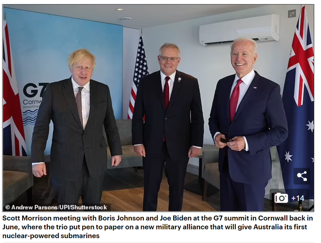 今年6月在康沃尔的七国集团峰会上约翰逊与莫里森和拜登会面。（英国每日邮报报道截图）