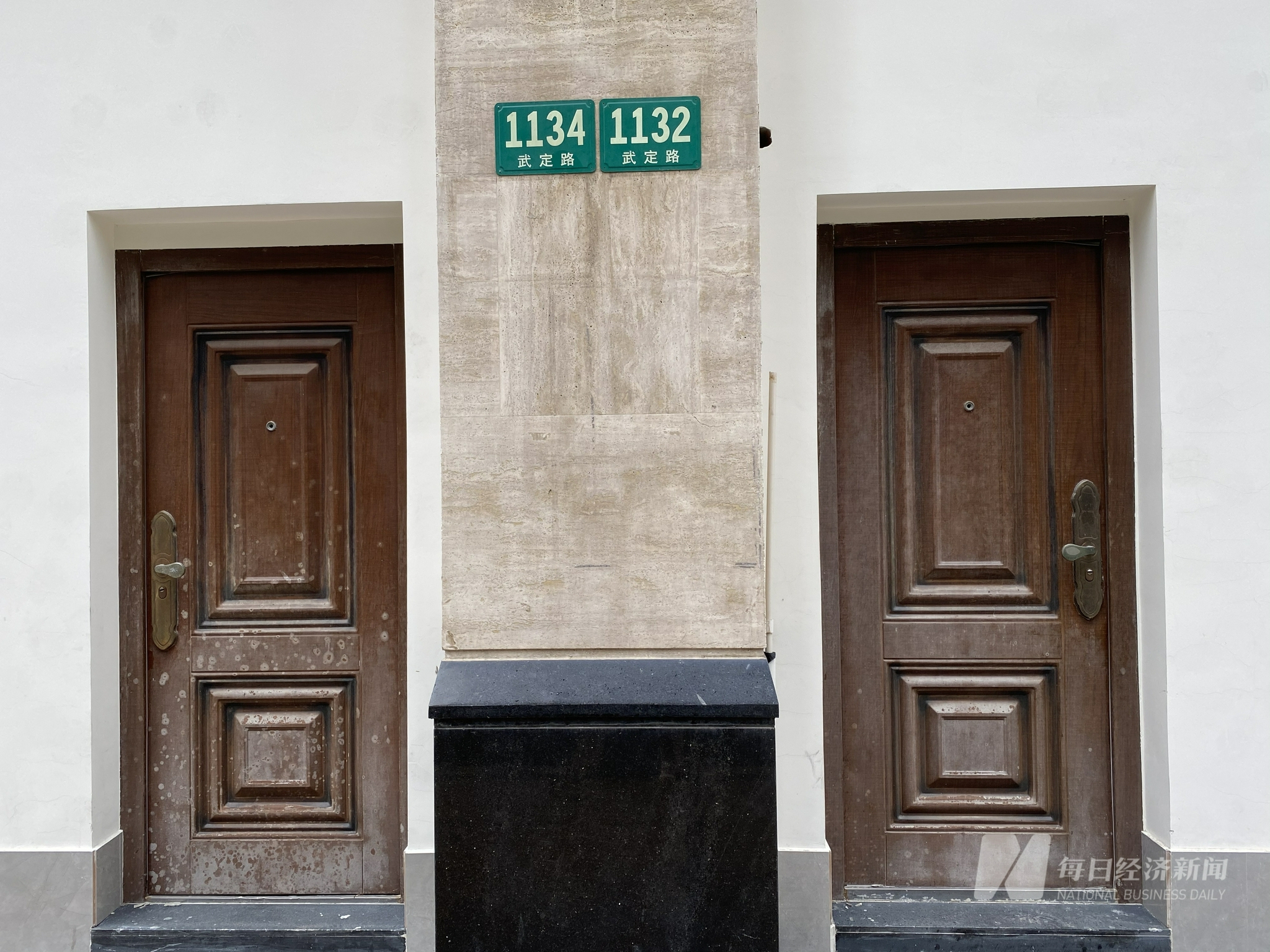 上海市静安区武定路1134,1132号房产大门紧闭 图片来源:每经记者 舒冬