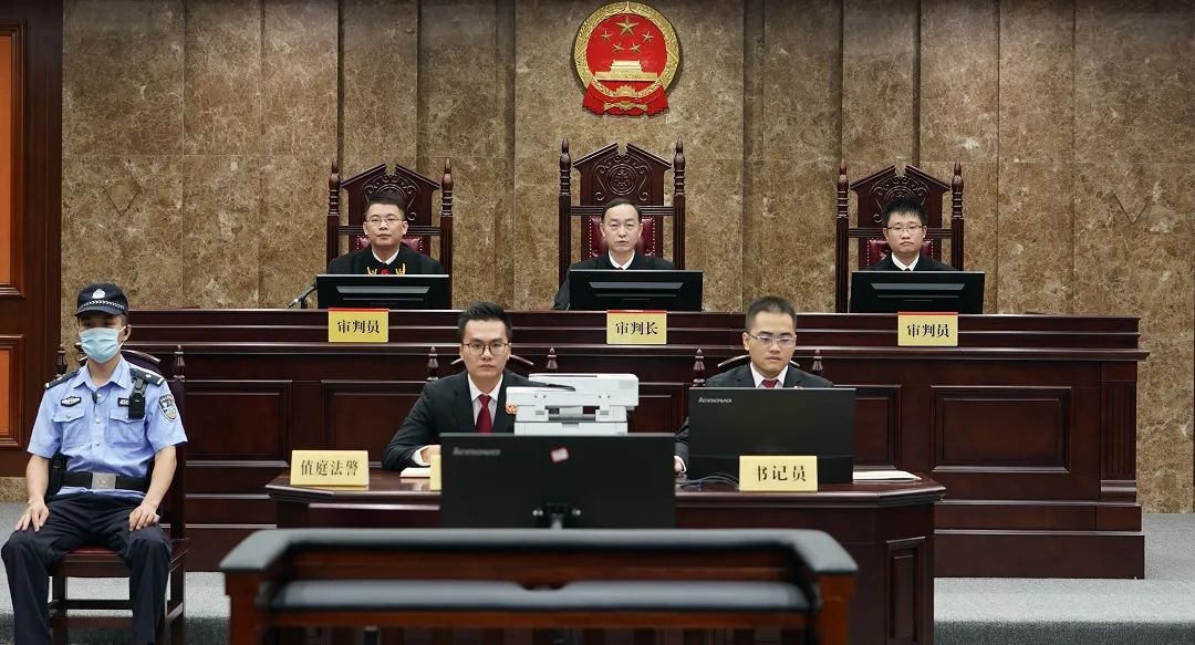 南宁市中院刘振华专委担任审判长