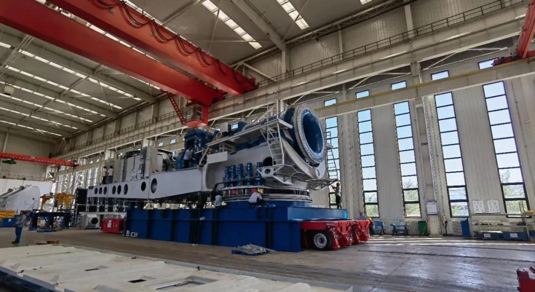 中国海装工人在h210-10兆瓦机组机舱上忙碌