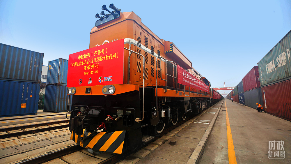 △2021年7月5日,中国青岛,上合示范区前往塔吉克斯坦的首班中欧班列(齐鲁号)发出。(图/视觉中国)