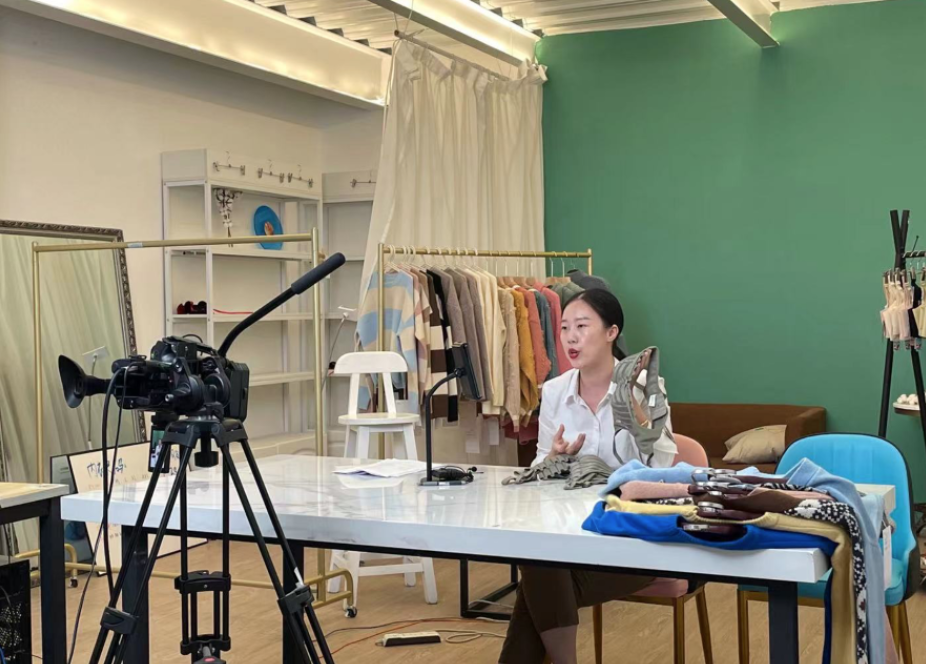 全国四成女性穿潮南内衣直播带货成城市新ip