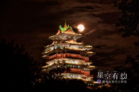 江西省天文摄影爱好者刘浩2020年10月1日（农历八月十五）在江苏南京阅江楼拍摄的中秋月（本人供图）
