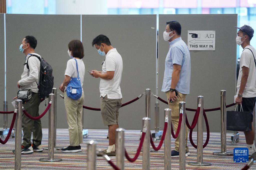 9月19日，在香港会展中心投票站，选民在排队投票。新华社记者 王申 摄